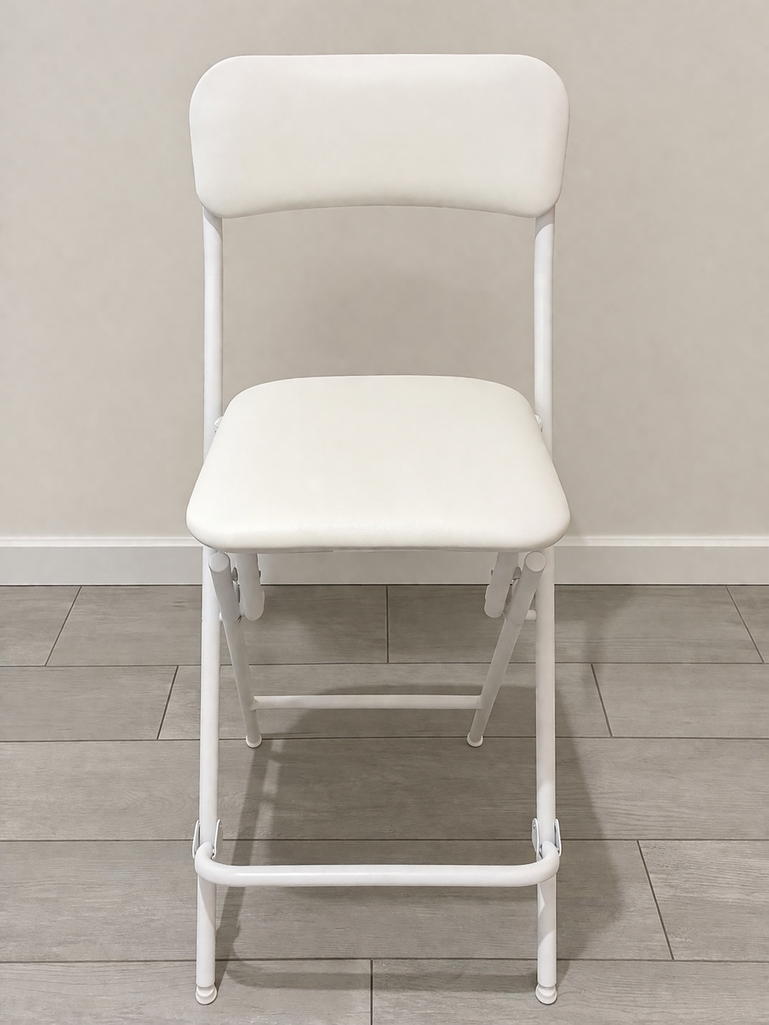 Klapphocker mit Fußablage und Rückenlehne 61 cm hoch weiß mieten in Bielefeld
